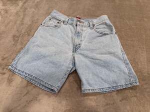 Vintage Y2K Levi's Classic Fit Light Wash Denim Jean Shorts Size 8